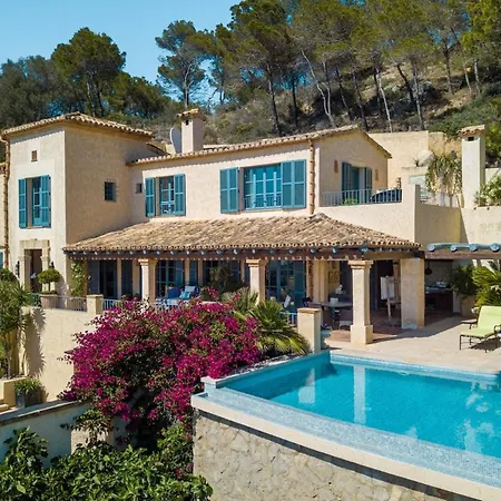 Stunning Hilltop Villa With Infinity Pool And Perfect Views *