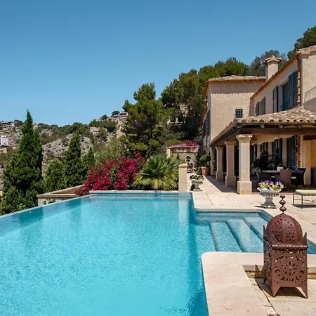 Апартаменти Stunning Hilltop Villa With Infinity Pool And Perfect Views *
