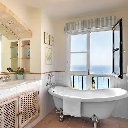 Stunning Hilltop Villa With Infinity Pool And Perfect Views Апартаменти *